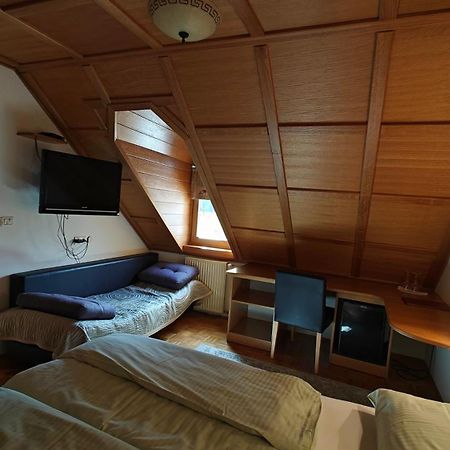 Guesthouse Pri Zalogarju Zelezniki Exteriör bild