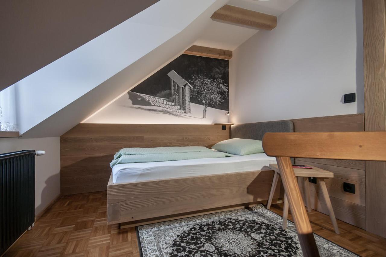 Guesthouse Pri Zalogarju Zelezniki Exteriör bild