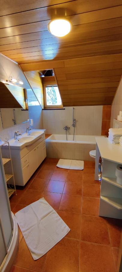 Guesthouse Pri Zalogarju Zelezniki Exteriör bild