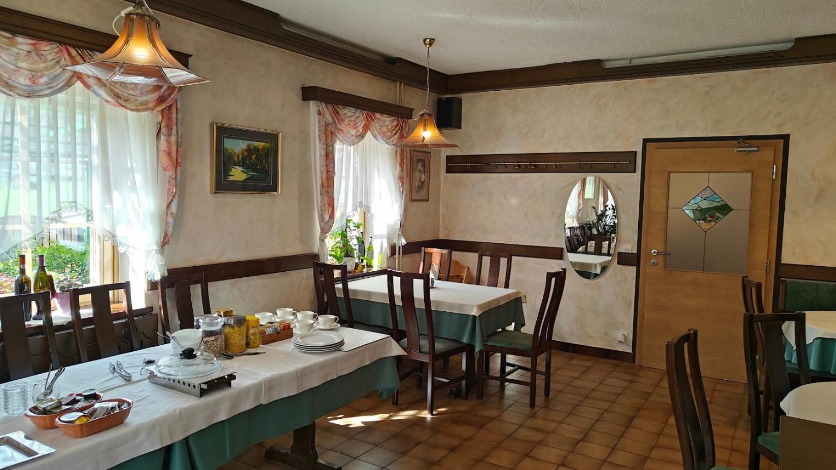 Guesthouse Pri Zalogarju Zelezniki Exteriör bild