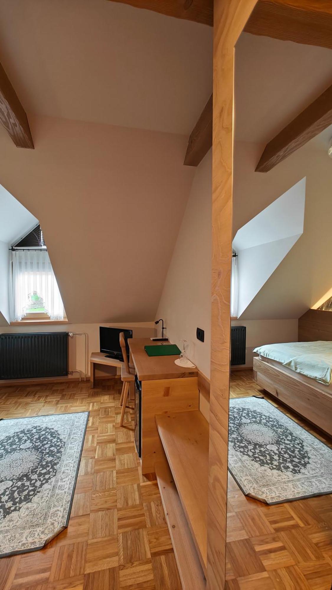 Guesthouse Pri Zalogarju Zelezniki Exteriör bild