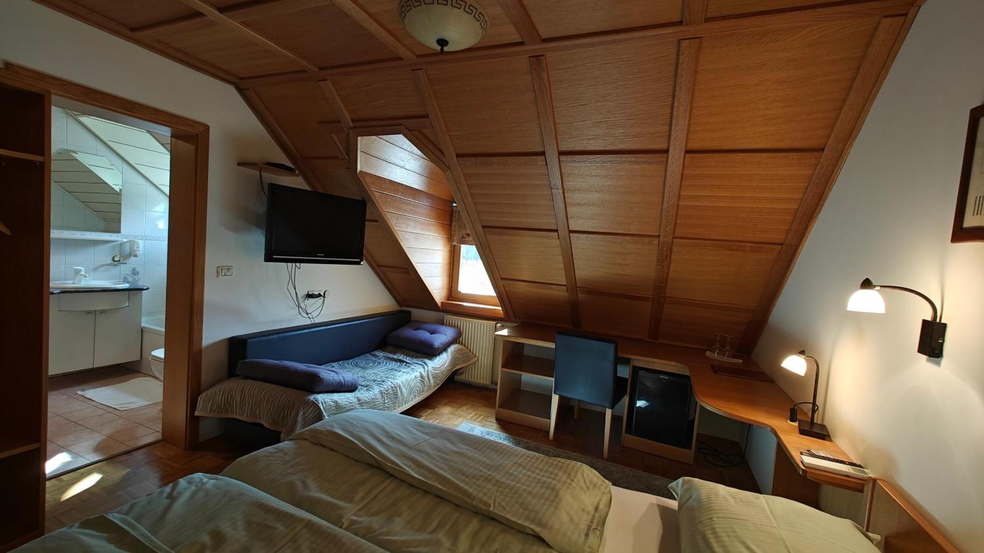 Guesthouse Pri Zalogarju Zelezniki Exteriör bild