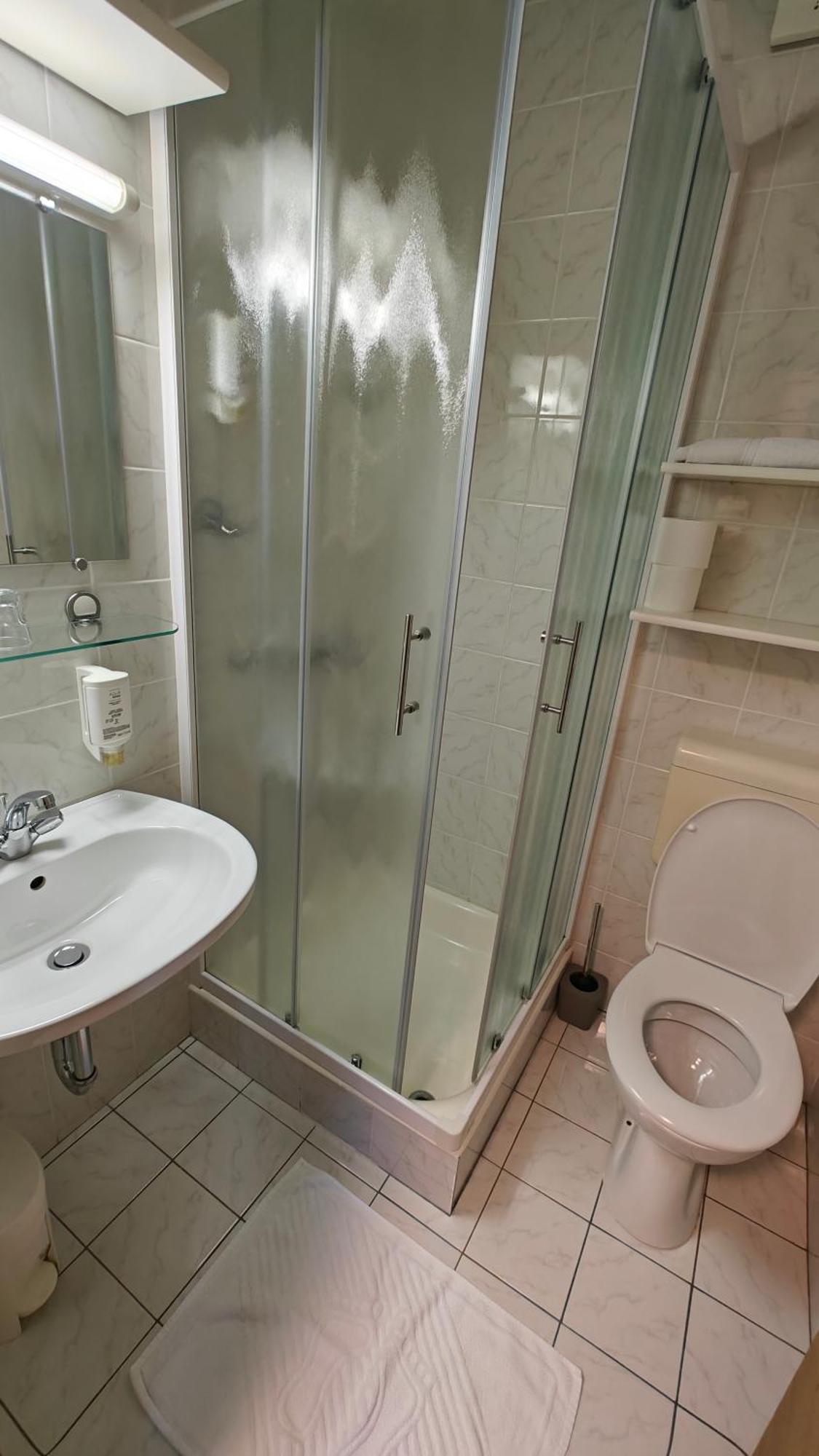 Guesthouse Pri Zalogarju Zelezniki Exteriör bild