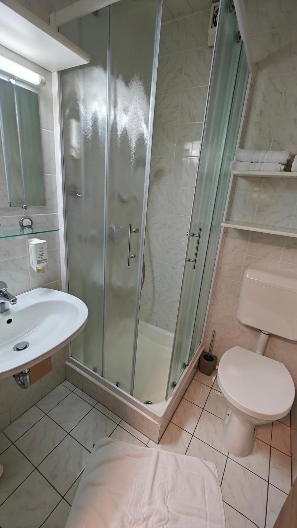Guesthouse Pri Zalogarju Zelezniki Exteriör bild