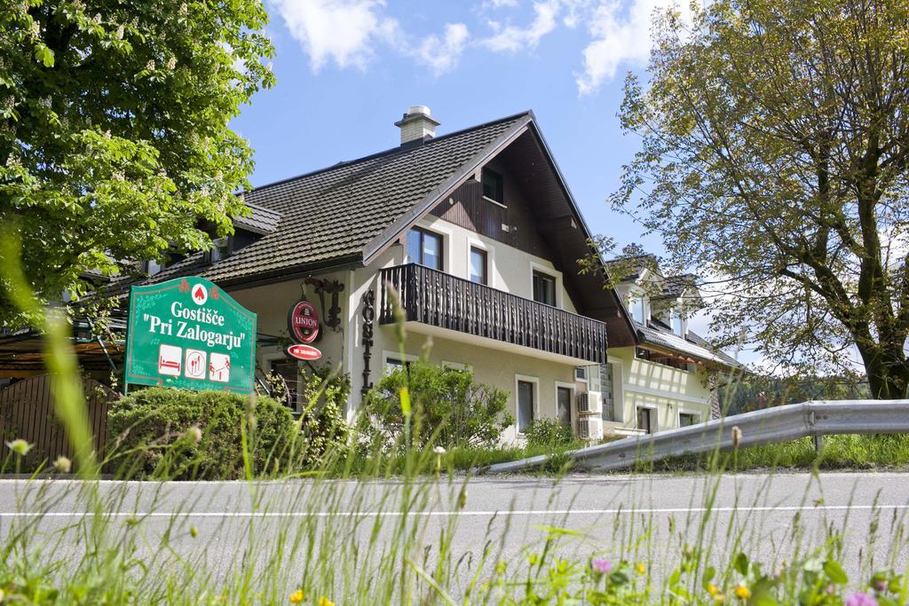 Guesthouse Pri Zalogarju Zelezniki Exteriör bild