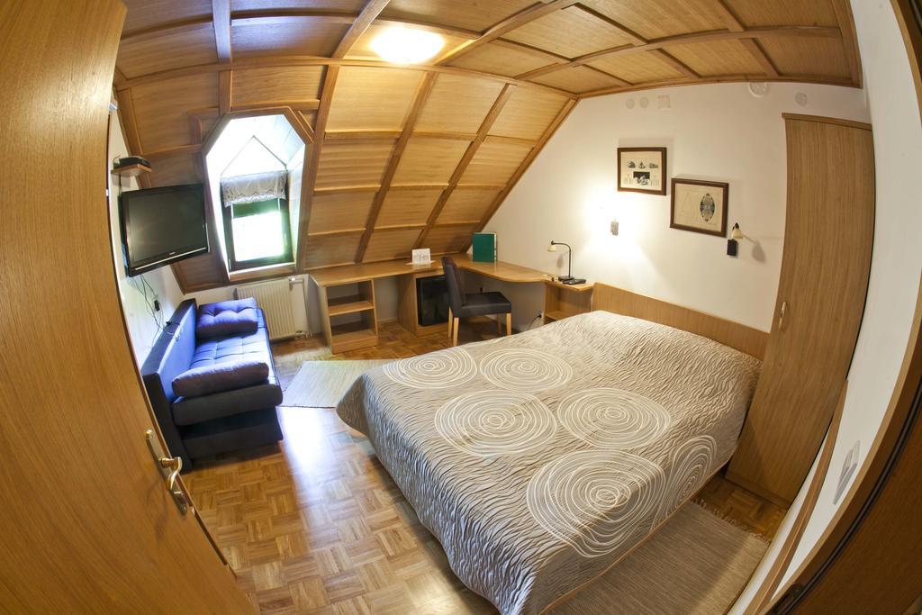 Guesthouse Pri Zalogarju Zelezniki Rum bild