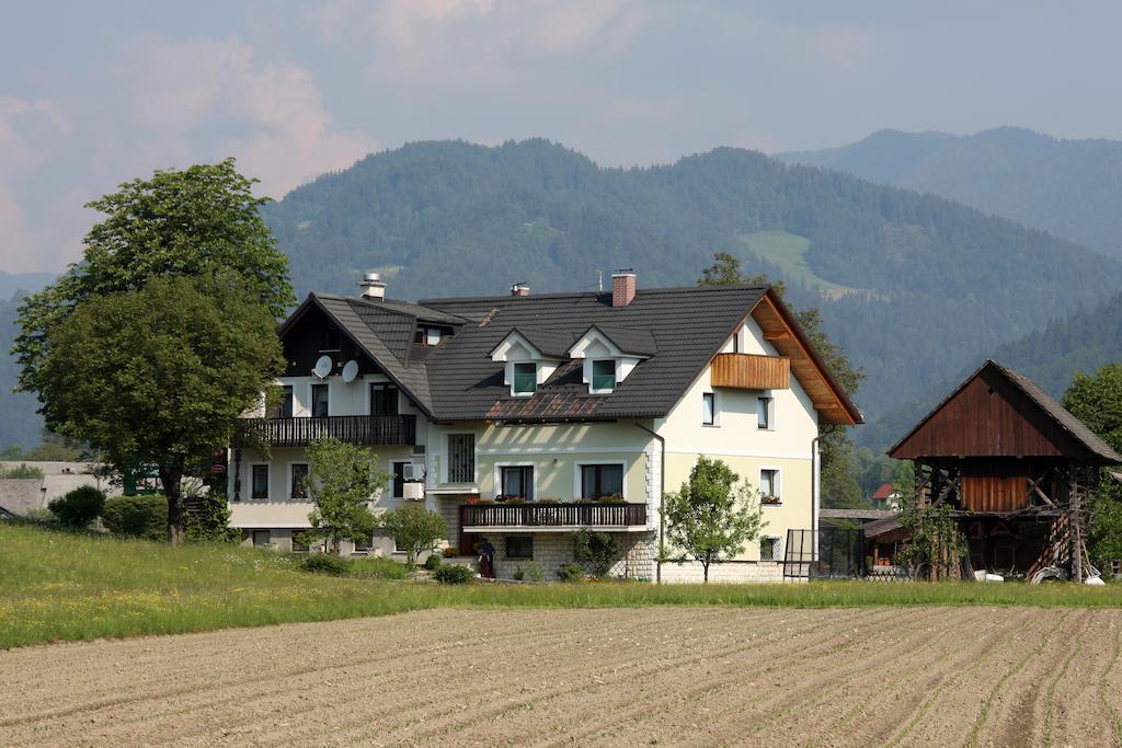 Guesthouse Pri Zalogarju Zelezniki Exteriör bild