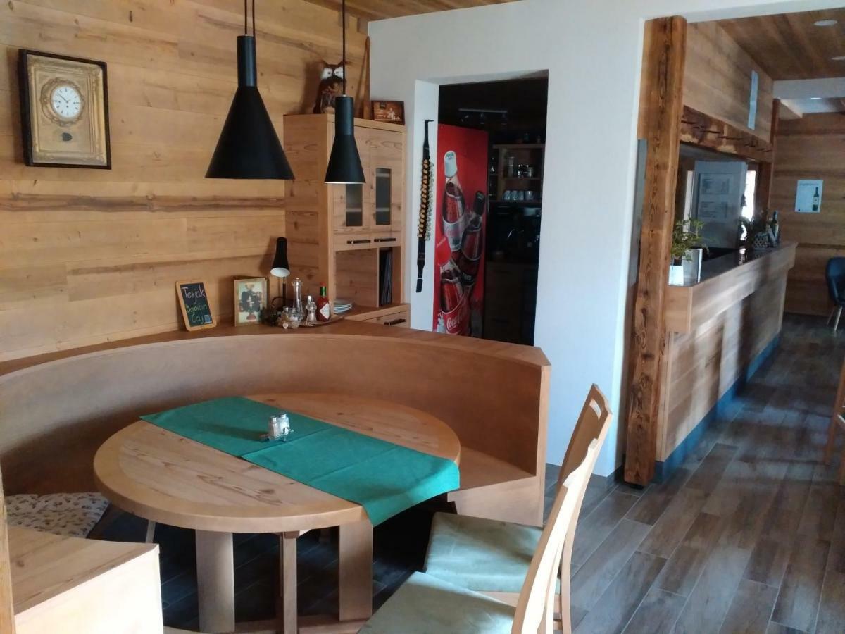 Guesthouse Pri Zalogarju Zelezniki Exteriör bild
