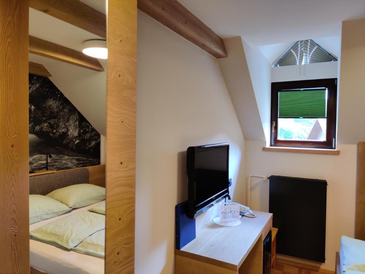 Guesthouse Pri Zalogarju Zelezniki Exteriör bild