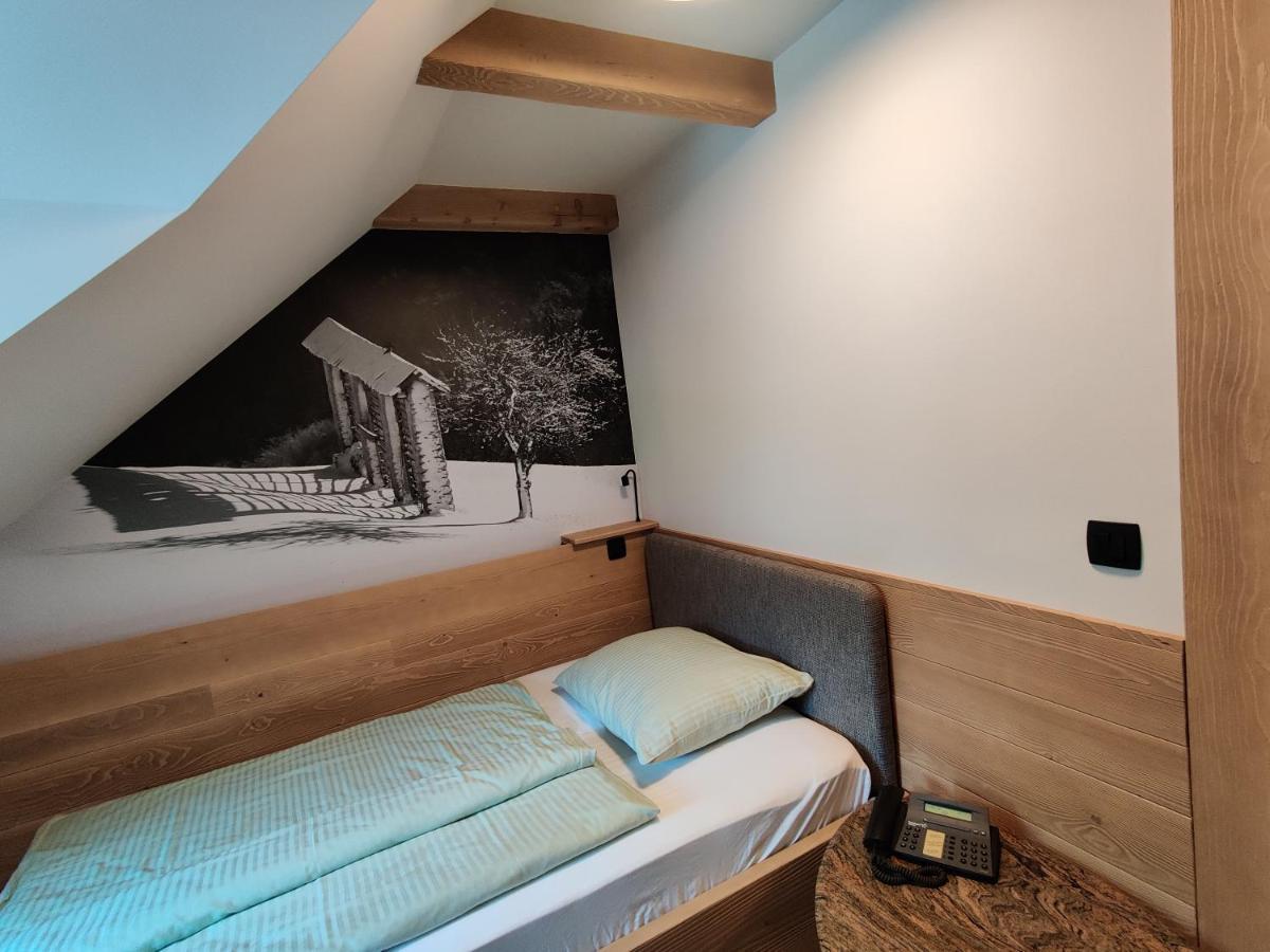 Guesthouse Pri Zalogarju Zelezniki Exteriör bild