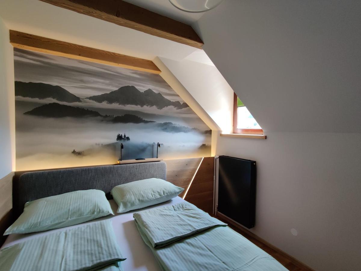 Guesthouse Pri Zalogarju Zelezniki Exteriör bild