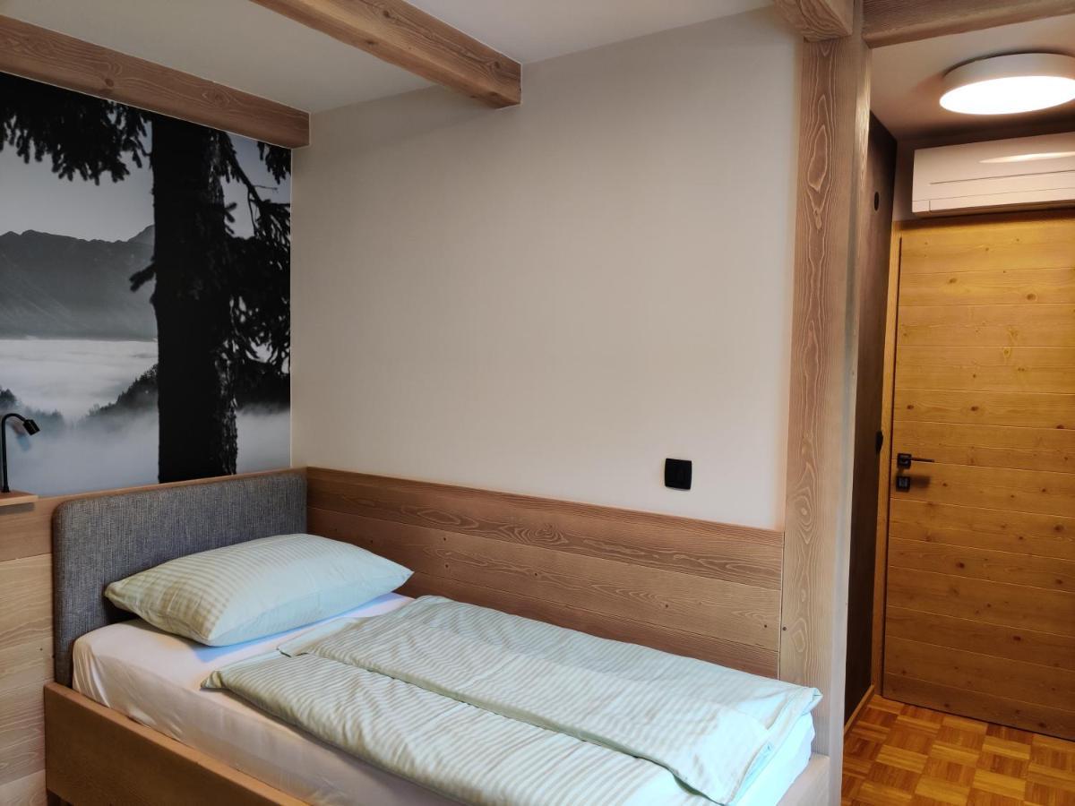 Guesthouse Pri Zalogarju Zelezniki Exteriör bild